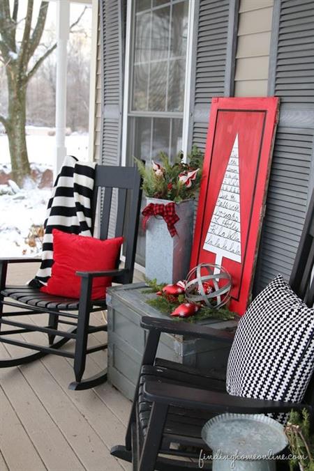 15 Gorgeous Wintery Front Porches